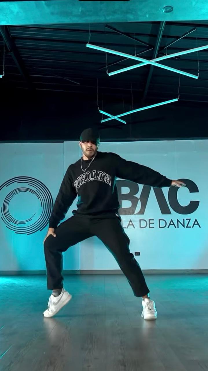 Pedro Bravo Mejía bailando en el estudio bajo iluminación cyan